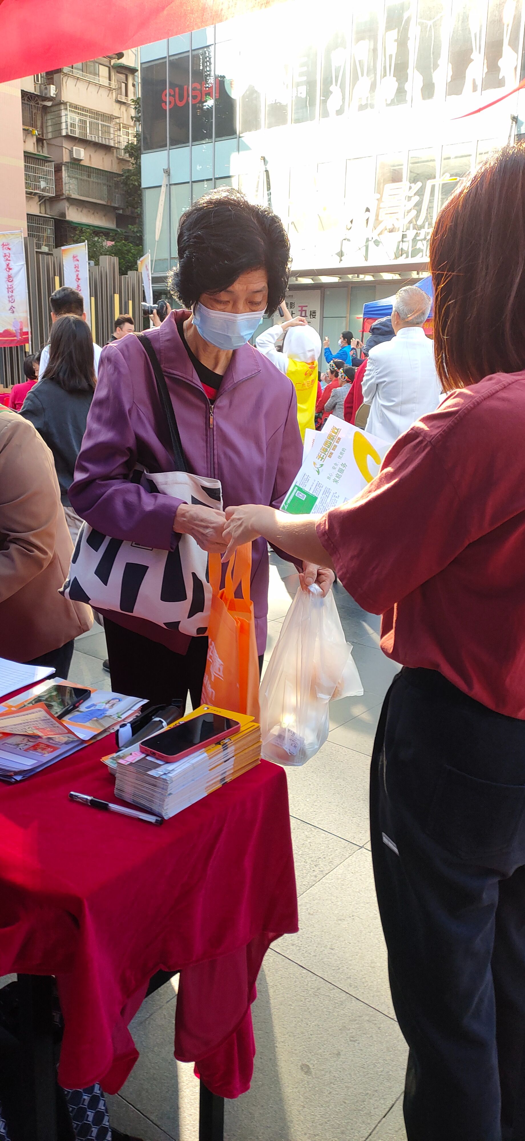 广州家政管家中心服务案例|管家按点接送孩子、讲广东话、伺候家中老人家